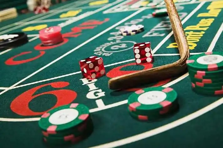 Myanmar မိုဘိုင်းဖုန်းဖြင့် Betting App တပ်ဆင်နေသောမြင်ကွင်း